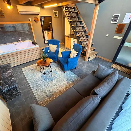 Antik River House *