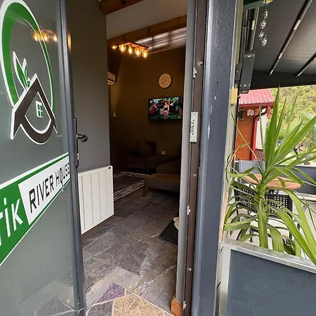 Antik River House فيلة