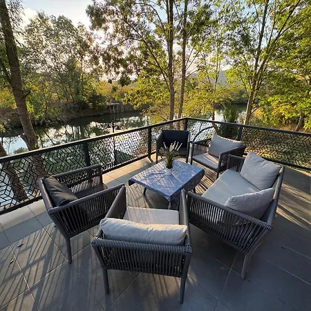 Antik River House * أجفا