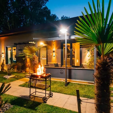 فيلة Antik River House *