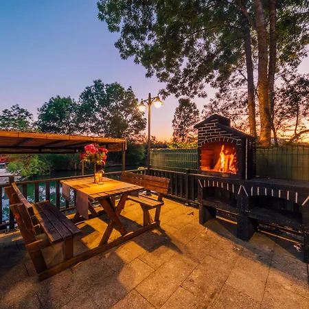 فيلة Antik River House أجفا