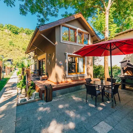 فيلة Antik River House