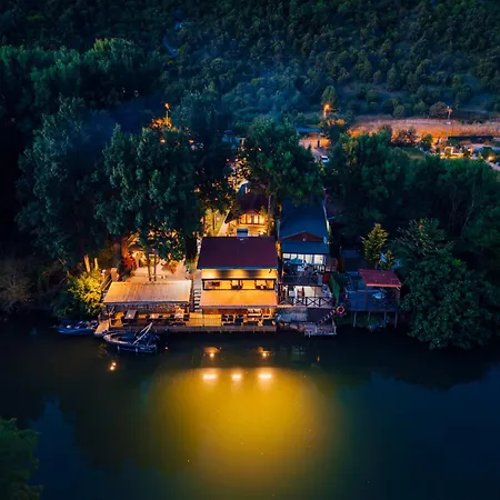 Vila Antik River House *