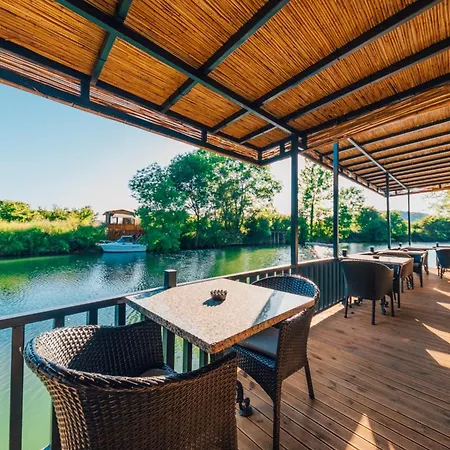 Antik River House أجفا